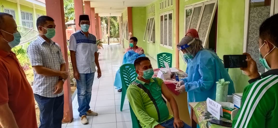 SOSIALISASI VAKSINASI COVID-19 DAN PEMBERIAN VAKSINASI 