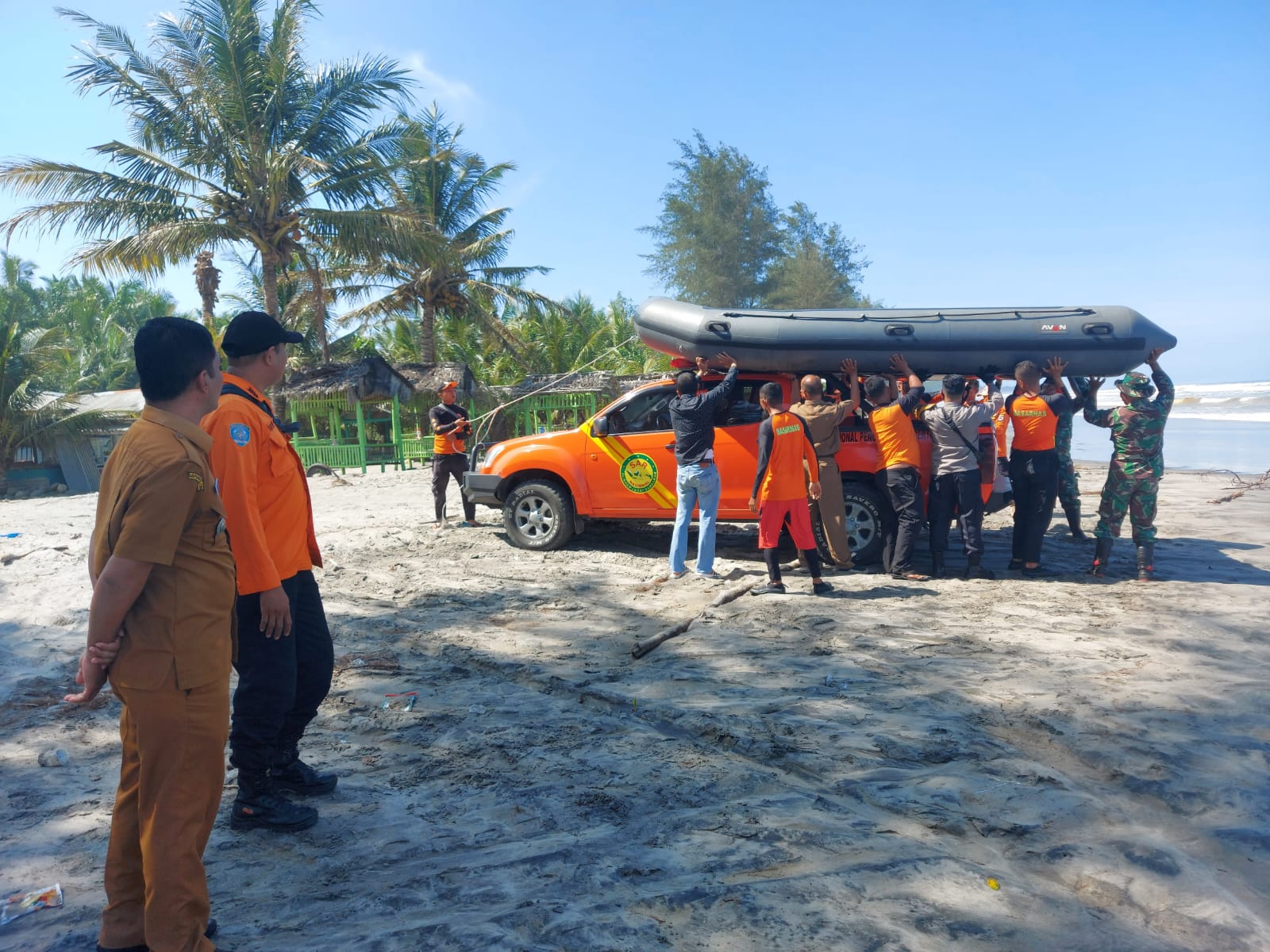Pencarian Warga yang Tenggelam di Pantai Teluk Pulai Muaro Pasir Jenjang Kecamatan Silaut 