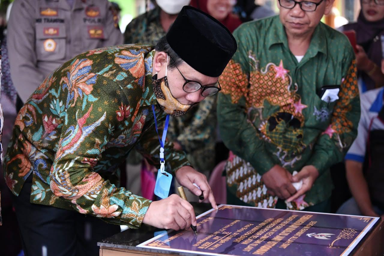 KUNJUNGAN  MENTERI TRANSMIGRASI KE KECAMATAN SILAUT